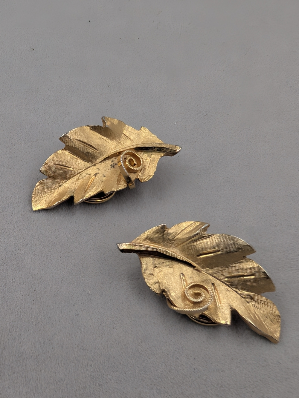 Vintage BSK Gold Tone Textured Leaf Clip-On Earrings | M278